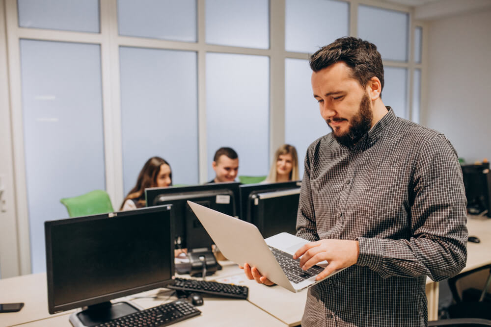 kariera w it informatyk - zobacz jak zacząc pracę w branży
